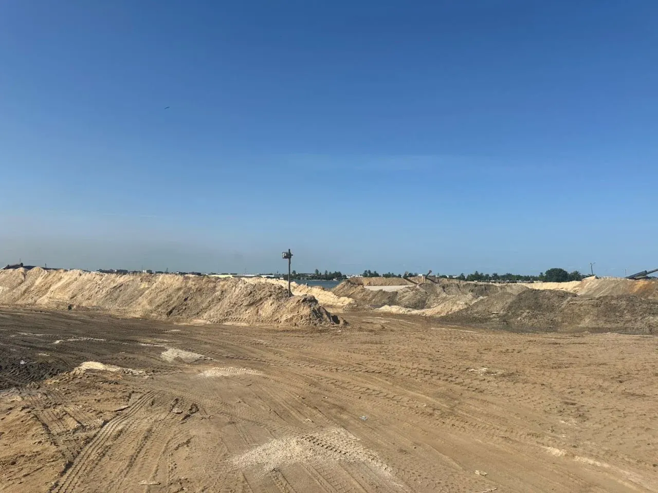 Zone de stockage du sable extrait dans la carrière GII
